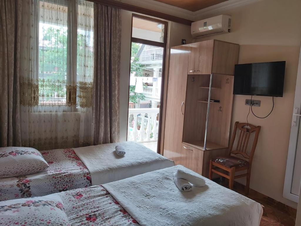 Linda Guest House Batumi Exterior photo